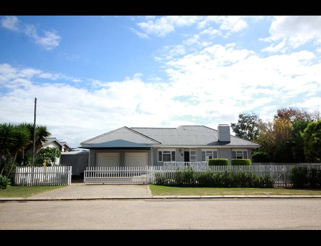 4 BEDROOM HOUSE FOR SALE IN HARTENBOS CENTRAL